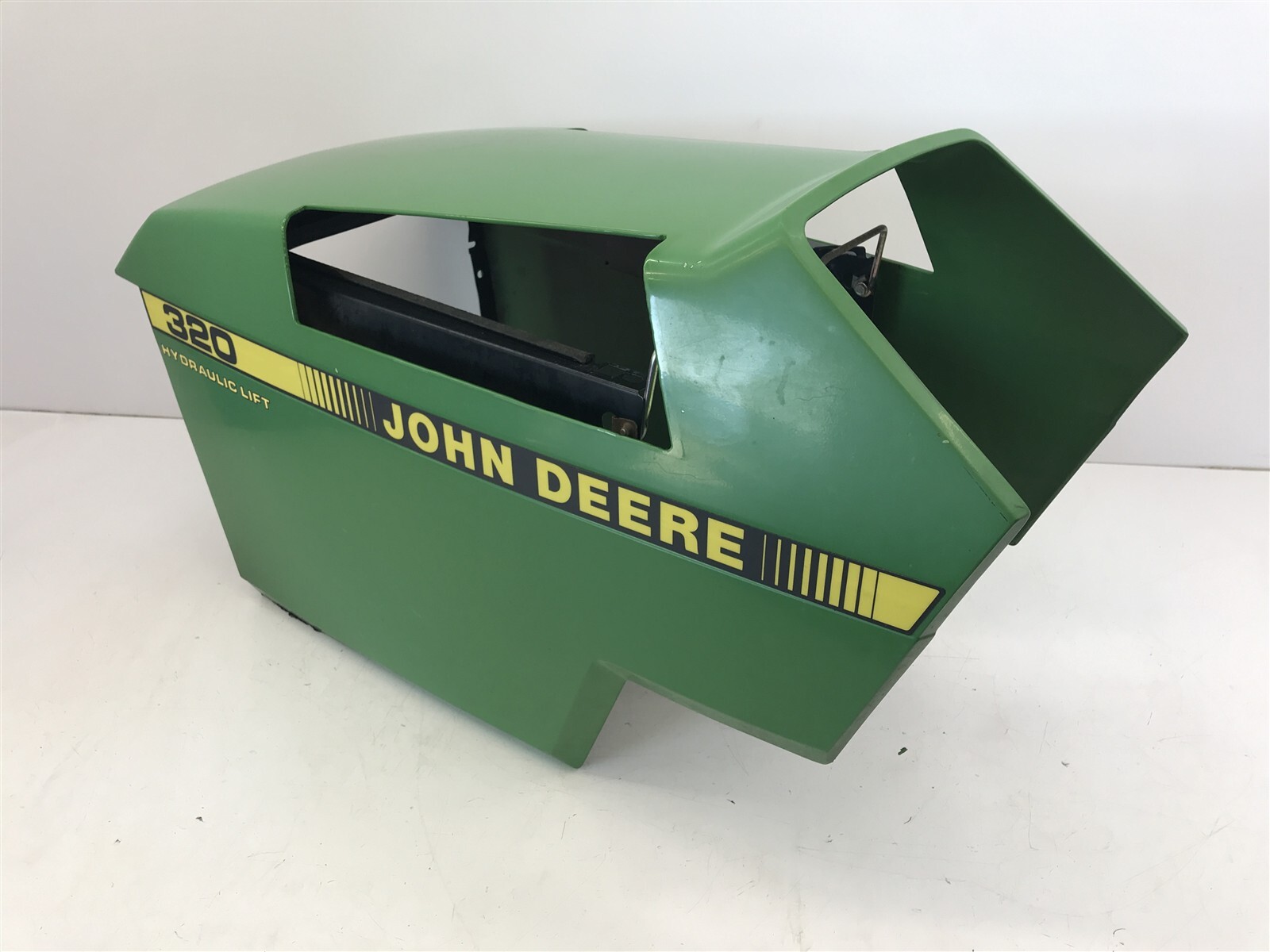 John Deere 320 Hood AM133205