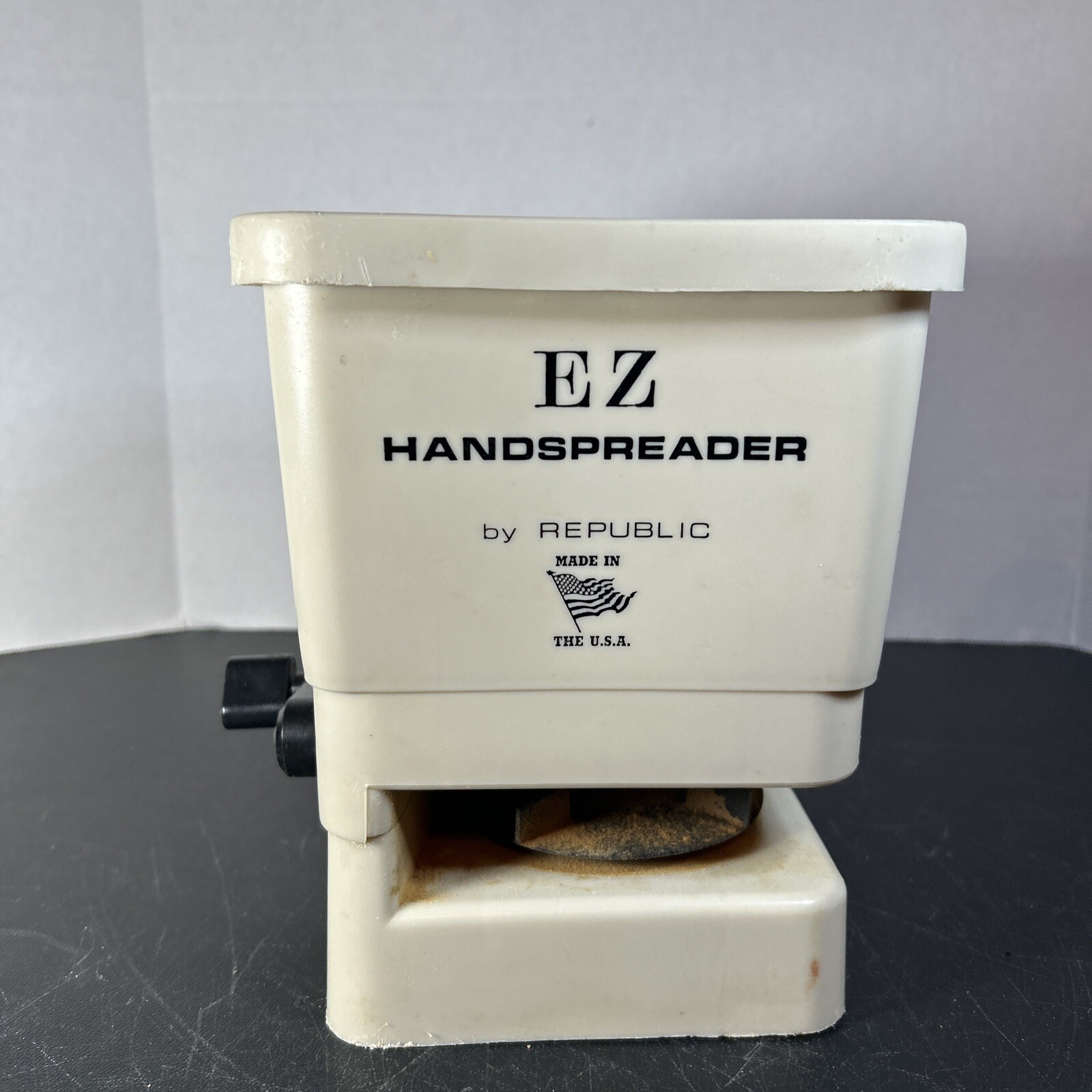 Republic Seed Fertilizer Spreader Hand Crank - 1/2 Gallon