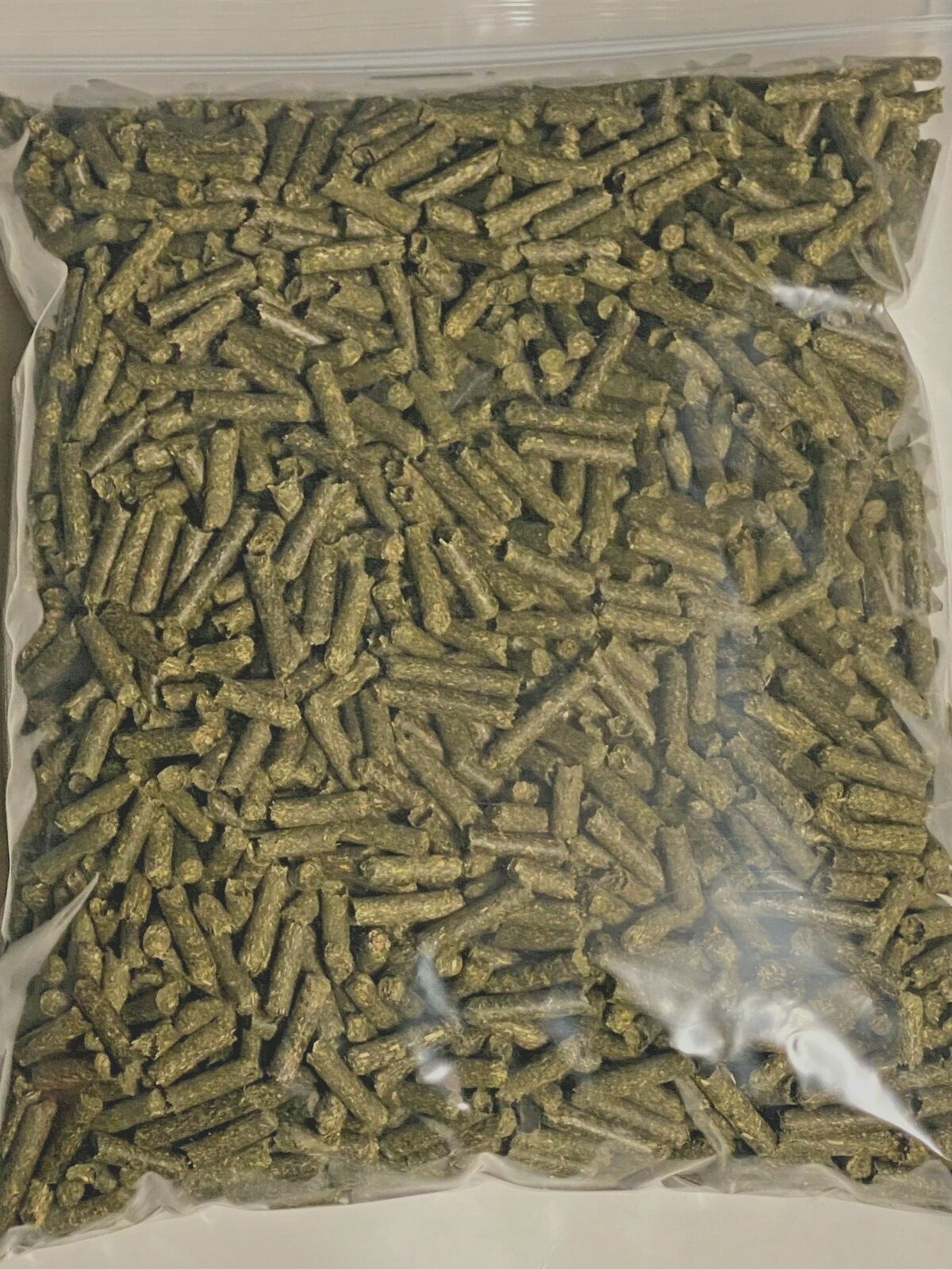 Premium Alfalfa Pellets for Rabbits, Guinea Pigs, Goats, Hor...