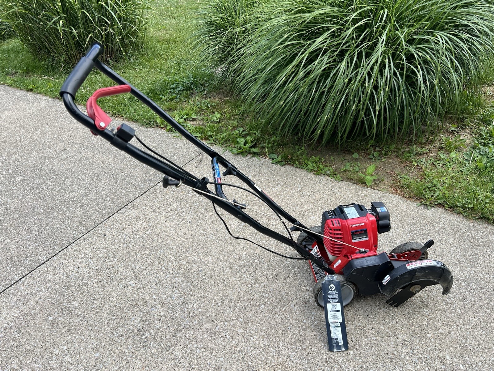 Troy-Bilt TB516 29cc Gas Powered Edger with Jump Start Capab...