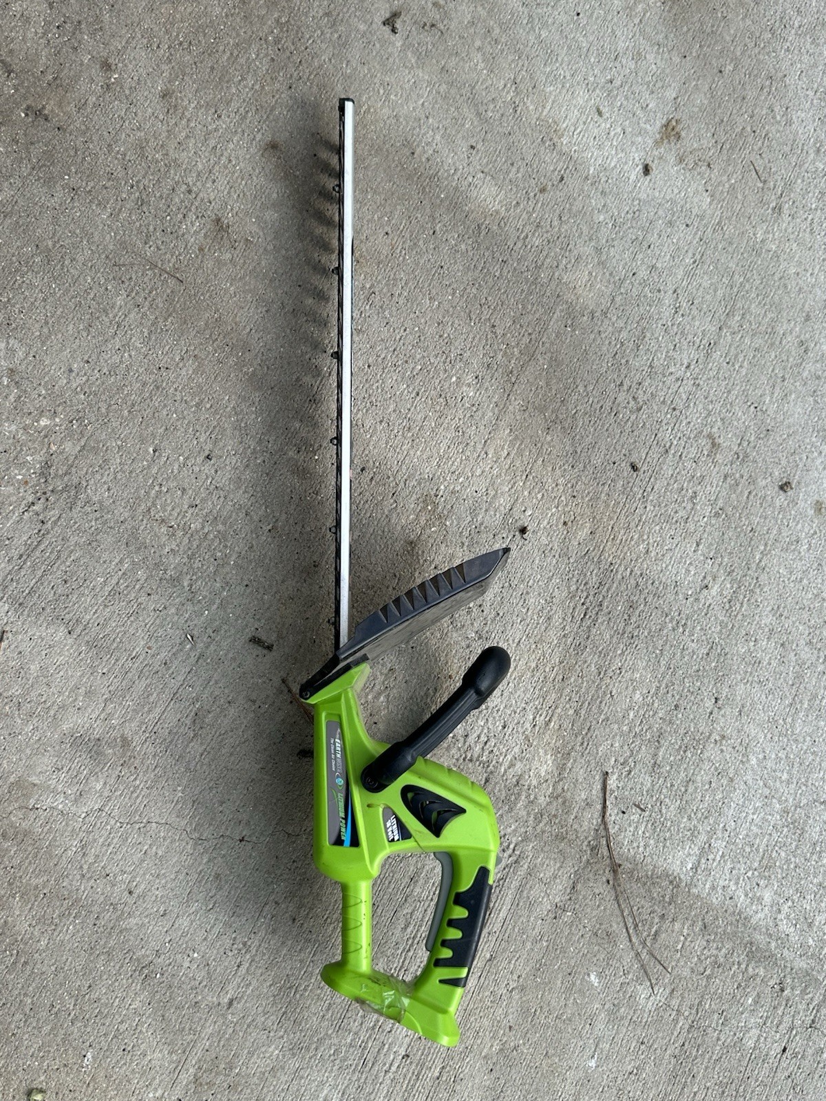 Earthwise LHT11122 Cordless Hedge Trimmer - 22 Inch