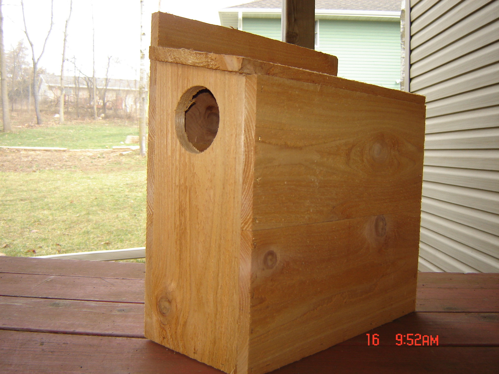 Cedar Squirrel Nesting Box / Squirrel House